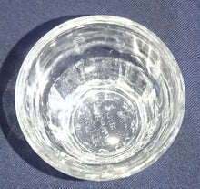 Lade das Bild in den Galerie-Viewer, 6er Set SHOT~ SCHNAPS~ GETRÄNKEGLÄSER - Hartglas, Säulenartiges Relief Motiv Dekor