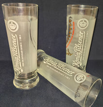 Lade das Bild in den Galerie-Viewer, 2er Set BIER~ GETRÄNKE~ SAMMELGLÄSER "König von Deutschland Edition II" "Nr. 3 von 3" - Hartglas, Mattiertes Personen Bier Motiv Serien Firma Aufschrift Symbol Motiv Dekor, Til Schweiger & Boris Becker Designer