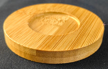 Lade das Bild in den Galerie-Viewer, 2er Set ESPRESSO~ KAFFEEBECHER & UNTERSETZER - Porzellan / Holz, Abstrakt Geometrisch Regenbogen Wölbungen Linien Zeichen Motiv Dekor