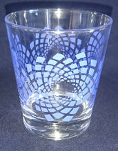 Lade das Bild in den Galerie-Viewer, WHISKEY~ WHISKY~ GETRÄNKEGLAS - Hartglas, Blaue Spirale Wirbel Quadrat Viereck Karo Motiv Dekor