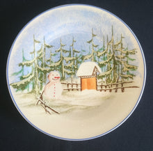 Lade das Bild in den Galerie-Viewer, DESSERTTELLER "Gallery" - Porzellan, Wald Baum Bäume Schneemann Zaun Holz Haus Futterkrippe Motiv Dekor (BC)