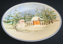 Lade das Bild in den Galerie-Viewer, DESSERTTELLER "Gallery" - Porzellan, Wald Baum Bäume Schneemann Zaun Holz Haus Futterkrippe Motiv Dekor (BC)