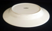 Lade das Bild in den Galerie-Viewer, DESSERTTELLER "Gallery" - Porzellan, Wald Baum Bäume Schneemann Zaun Holz Haus Futterkrippe Motiv Dekor (BC)