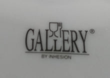 Lade das Bild in den Galerie-Viewer, DESSERTTELLER "Gallery" - Porzellan, Wald Baum Bäume Schneemann Zaun Holz Haus Futterkrippe Motiv Dekor (BC)