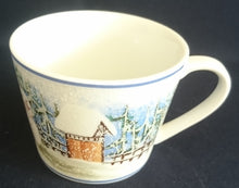 Lade das Bild in den Galerie-Viewer, KAFFEETASSE "Gallery" - Porzellan, Wald Baum Bäume Schneemann Zaun Holz Haus Futterkrippe Motiv Dekor (BC)