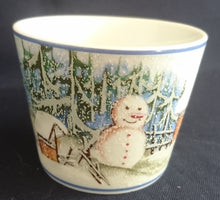 Lade das Bild in den Galerie-Viewer, KAFFEETASSE "Gallery" - Porzellan, Wald Baum Bäume Schneemann Zaun Holz Haus Futterkrippe Motiv Dekor (BC)