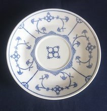 Lade das Bild in den Galerie-Viewer, SUPPENTASSEN UNTERTELLER - Porzellan, Indisch Blau Strohblumen Motiv Dekor