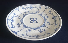 Lade das Bild in den Galerie-Viewer, 2er Set SUPPENTASSEN UNTERTELLER - Porzellan, Indisch Blau Strohblumen Motiv Dekor