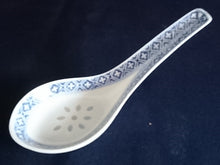 Lade das Bild in den Galerie-Viewer, 3er SUPPENTASSEN GEDECK - Porzellan, Chinesisches Abstraktes Rand Linien Drachen Punkte Relief Motiv Dekor