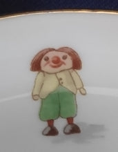 Lade das Bild in den Galerie-Viewer, UNTERTASSE - Porzellan, Gold Außen Innenrand Sandkasten Spielzeuge Puppenfigur Motiv Dekor (nBC)