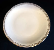 Lade das Bild in den Galerie-Viewer, 2er Set DESSERTTELLER - Porzellan, Goldrand Schleifen Kreise Punkte Motiv Dekor