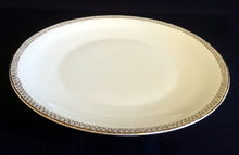 Lade das Bild in den Galerie-Viewer, 2er Set SPEISETELLER - Porzellan, Goldrand Schleifen Kreise Punkte Motiv Dekor