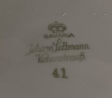 Lade das Bild in den Galerie-Viewer, SPEISETELLER - Porzellan, Goldrand Schleifen Kreise Punkte Motiv Dekor