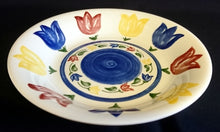 Lade das Bild in den Galerie-Viewer, 2er Set SUPPENTELLER - Keramik / Steingut, Flora Blumenblüten Tulpen Kreis Linien Striche Motiv Dekor (BC)