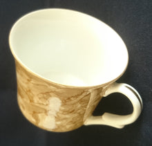 Lade das Bild in den Galerie-Viewer, KAFFEETASSE - Porzellan, Goldrand Perlmut Abstrakt Batik Motiv Dekor