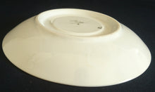 Lade das Bild in den Galerie-Viewer, 2er Set UNTERTASSEN - Porzellan, Goldrand Perlmut Abstrakt Batik Motiv Dekor