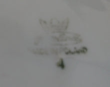 Lade das Bild in den Galerie-Viewer, 2er Set UNTERTASSEN - Porzellan, Goldrand Perlmut Abstrakt Batik Motiv Dekor