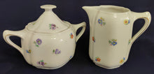 Lade das Bild in den Galerie-Viewer, MILCHKÄNNCHEN - Porzellan, Florale Blumen Blüten Pflanzen Gold Linien Motiv Dekor