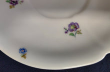 Lade das Bild in den Galerie-Viewer, 2er Set UNTERTASSEN - Porzellan, Florale Blumen Blüten Pflanzen Gold Linien Motiv Dekor