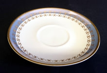 Lade das Bild in den Galerie-Viewer, UNTERTASSE - Porzellan, Goldrand Breiter Rand Abstrakte Zeichen Symbole Motiv Dekor