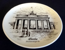 Lade das Bild in den Galerie-Viewer, SAMMELTELLERCHEN UNTERSETZER - Porzellan, Stadt Berlin Sehnswürdigkeit Brandenburger Tor Motiv Dekor (BC)