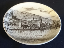 Lade das Bild in den Galerie-Viewer, SAMMELTELLERCHEN UNTERSETZER - Porzellan, Stadt Bingen Gebäude Haus Häuser Kirche Burg Aufschrift Motiv Dekor (BC)