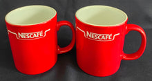 Lade das Bild in den Galerie-Viewer, 2er Set KAFFEETASSEN - Keramik / Steingut, "Nescafe" Aufschrift Motiv Dekor