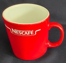 Lade das Bild in den Galerie-Viewer, 2er Set KAFFEETASSEN - Keramik / Steingut, "Nescafe" Aufschrift Motiv Dekor