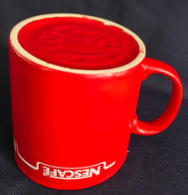 Lade das Bild in den Galerie-Viewer, KAFFEETASSE - Keramik / Steingut, "Nescafe" Aufschrift Motiv Dekor