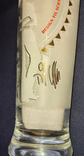 Lade das Bild in den Galerie-Viewer, 3er Komplett Set BIER~ GETRÄNKE~ SAMMELGLÄSER "König von Deutschland Edition II" "Nr. 1, 2 & 3 von 3" - Hartglas, Mattiertes Tennisspieler Person Mann Bier Unterschriften Firma Aufschrift Symbol Motiv Dekor, Til Schweiger & Boris Becker Designer