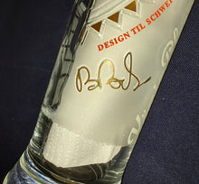 Lade das Bild in den Galerie-Viewer, 3er Komplett Set BIER~ GETRÄNKE~ SAMMELGLÄSER "König von Deutschland Edition II" "Nr. 1, 2 & 3 von 3" - Hartglas, Mattiertes Tennisspieler Person Mann Bier Unterschriften Firma Aufschrift Symbol Motiv Dekor, Til Schweiger & Boris Becker Designer