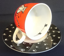 Lade das Bild in den Galerie-Viewer, 2er Set 2er KINDER~ TEEGEDECKE - Porzellan, Hunde Katzen Maus Comic Tatzen Knochen Spuren Abdrücke Motiv Dekor