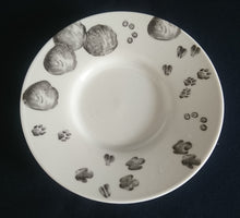 Lade das Bild in den Galerie-Viewer, 2er ESPRESSO KAFFEEGEDECK "African Spirit" - Porzellan, African Spirit Aufschrift Fauna Tierspuren Zebra Giraffe Nashorn Löwe Elefant Motiv Dekor