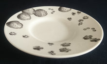 Lade das Bild in den Galerie-Viewer, 2er ESPRESSO KAFFEEGEDECK "African Spirit" - Porzellan, African Spirit Aufschrift Fauna Tierspuren Zebra Giraffe Nashorn Löwe Elefant Motiv Dekor