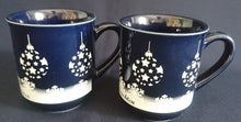 Lade das Bild in den Galerie-Viewer, 2er Set GLÜHWEINTASSEN - Keramik / Steingut, Weihnachtskugeln Sterne Schneeflocken Aufschrift Motiv Dekor