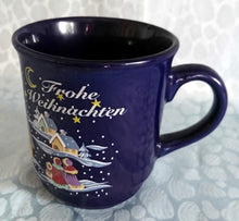 Lade das Bild in den Galerie-Viewer, GLÜHWEINTASSE - Keramik / Steingut, Winterschnee Menschen Haus Häuser Frohe Weihnachten Aufschrift Motiv Dekor