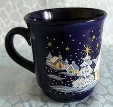 Lade das Bild in den Galerie-Viewer, GLÜHWEINTASSE - Keramik / Steingut, Winterschnee Menschen Haus Häuser Frohe Weihnachten Aufschrift Motiv Dekor