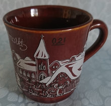 Lade das Bild in den Galerie-Viewer, GLÜHWEINTASSE - Keramik / Steingut, Dorf Haus Kirche Weihnachten Advent Schnee Christkindlmarkt Aufschrift Motiv Dekor