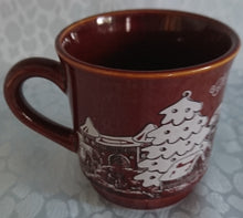 Lade das Bild in den Galerie-Viewer, GLÜHWEINTASSE - Keramik / Steingut, Dorf Haus Kirche Weihnachten Advent Schnee Christkindlmarkt Aufschrift Motiv Dekor