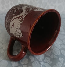 Lade das Bild in den Galerie-Viewer, GLÜHWEINTASSE - Keramik / Steingut, Dorf Haus Kirche Weihnachten Advent Schnee Christkindlmarkt Aufschrift Motiv Dekor