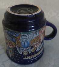 Lade das Bild in den Galerie-Viewer, GLÜHWEINTASSE - Keramik / Steingut, Frohe Weihnacht Aufschrift Engel Menschen Baby Kinder Tiere Krippen Motiv Dekor