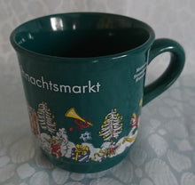 Lade das Bild in den Galerie-Viewer, GLÜHWEINTASSE - Keramik / Steingut, Frankfurter Weihnachtsmarkt Aufschrift Kirche Schnee Menschen Baum Bäume Motiv Dekor