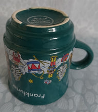 Lade das Bild in den Galerie-Viewer, GLÜHWEINTASSE - Keramik / Steingut, Frankfurter Weihnachtsmarkt Aufschrift Kirche Schnee Menschen Baum Bäume Motiv Dekor