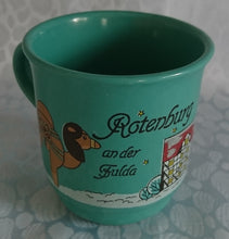 Lade das Bild in den Galerie-Viewer, 2er Set GLÜHWEINTASSEN - Keramik / Steingut, Rotenburg an der Fulda Weihnachtsmarkt 2001 Aufschrift Fachwerkhaus Häuser Schnee Motiv Dekor