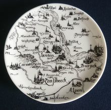 Lade das Bild in den Galerie-Viewer, 2er Set SAMMELTELLERCHEN UNTERSETZER (A+B) - Porzellan, Alte Landkarten Stadt Städte Namen Motiv Dekor (BC)