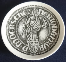 Lade das Bild in den Galerie-Viewer, SAMMELTELLERCHEN UNTERSETZER - Porzellan, König Kirchlich Kreuz Wappen Aufschrift Abstrakt Motiv Dekor (BC)