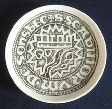 Lade das Bild in den Galerie-Viewer, SAMMELTELLERCHEN UNTERSETZER - Porzellan, Sonne Gezackter Kreis Blatt Blätter Aufschrift Abstrakt Motiv Dekor (BC)