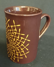 Lade das Bild in den Galerie-Viewer, KAFFEETASSE - Porzellan, Abstrakt Kreuz X Spiralen Motiv Dekor