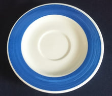 Lade das Bild in den Galerie-Viewer, UNTERTASSE - Keramik / Steingut, Breiter Linien Relief Rand Dekor Motiv