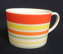 Lade das Bild in den Galerie-Viewer, 2er Set KAFFEETASSEN - Porzellan, Streifen Balken Linien Regenbogenfarben Motiv Dekor (BC)